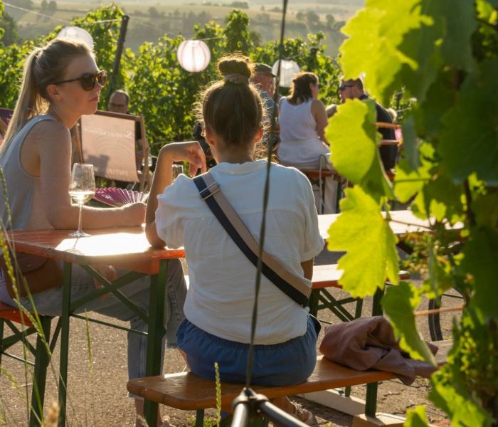 Genießen Sie unvergessliche Weinmomente in den geselligen Weinsüden Pop-ups und lassen Sie sich von unserer Auswahl hochwertiger Weine begeistern. (Foto: TMBW. Udo Bernhart)