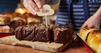 Vegan: Definition, Abgrenzung zum Vegetarismus und was bei der Ernährung wichtig ist (Foto: AdobeStock - 614789101 Daisy Daisy)